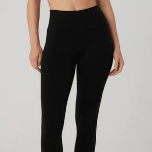 Alo Yoga High-Waist Airbrush Capri — MEDIUM
